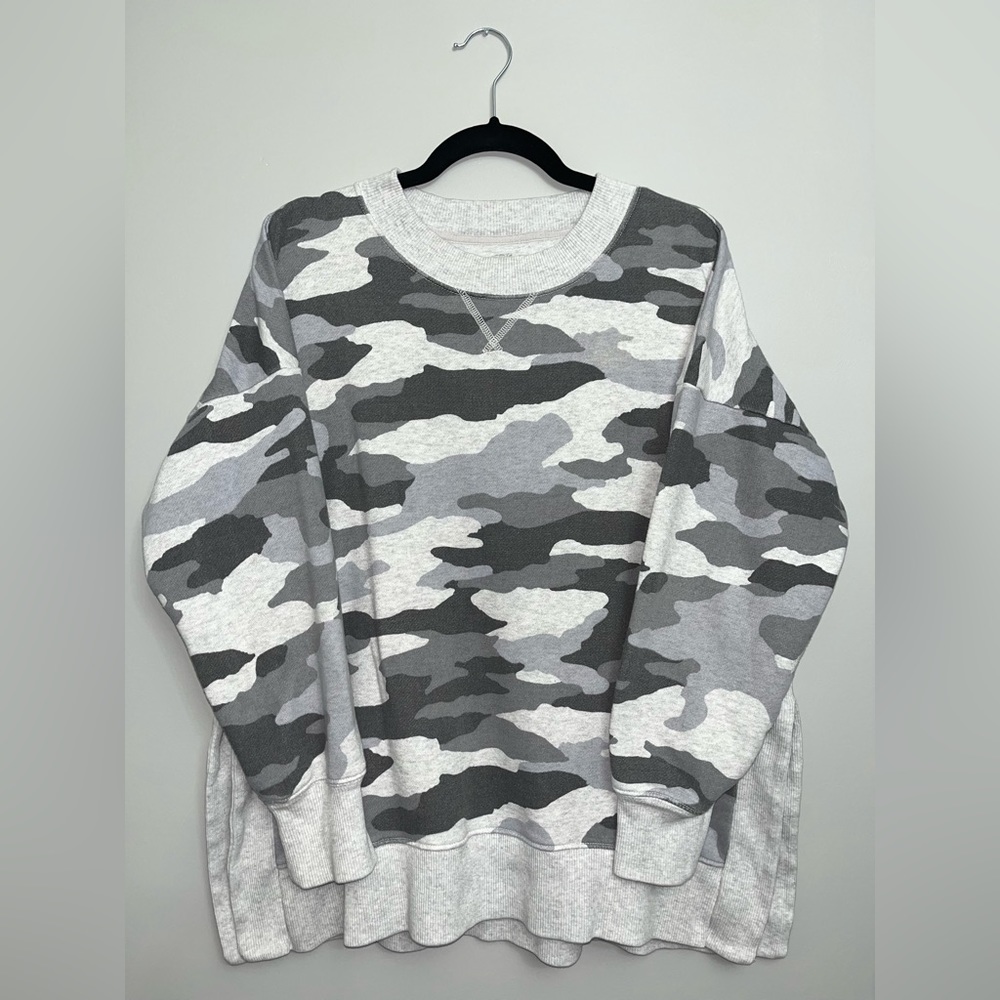 SOLD | Aerie Women’s large sweatshirt white/snow camo pattern